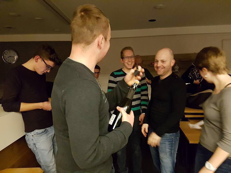 Zo klinken Nederlandse kampioenen dus! Samen met Linda Gottschalk namens @Rabobank_CZL bij repetitie Slagwerkensemble Fanfare St. Gertrudis.