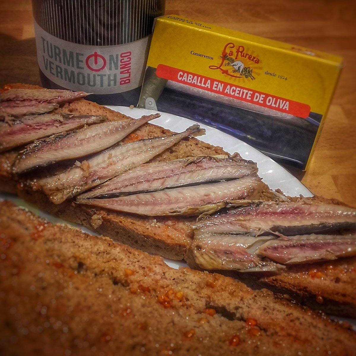 La_Vermutera's tweet photo. Hoy para cenar un trozo de mar de #Galicia con pan moreno de #Mallorca y un #vermut blanco de #Zaragoza https://t.co/n54zQ9FY16