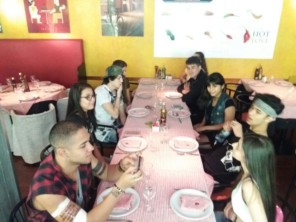 Vale975's tweet photo. 👇Así vivimos el almuerzo con los chicos de @CNCOmusic ♥
¡Somos la radio que más te acerca a tus artistas favoritos!
#YoEscuchoVale975 https://t.co/JnDO36ptuF