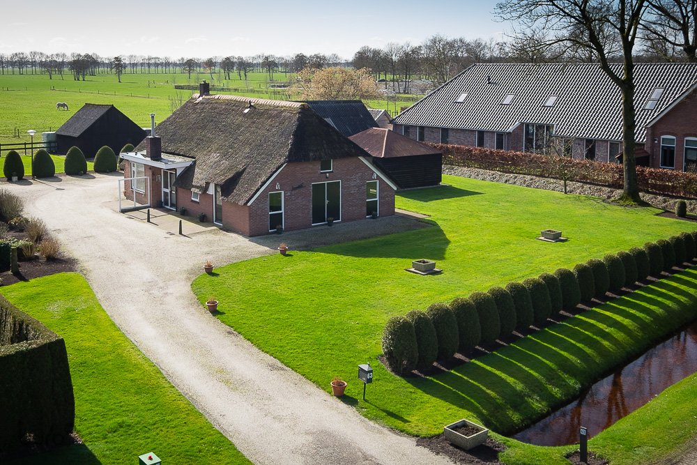 De zon was welkom vandaag bij het fotograferen van deze boerderij! #makelaar #vastgoed #fotograaf #fotografie #nieuwleusen