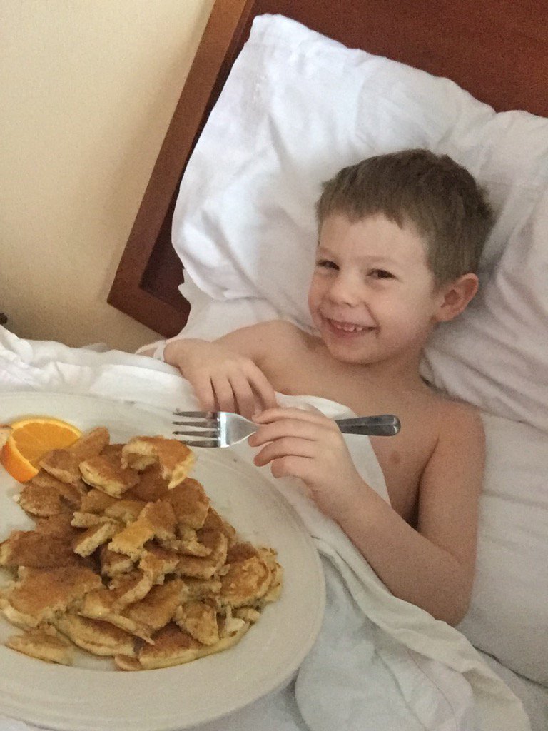 AmyTaylor8's tweet photo. Breakfast in bed? #YaWeDid https://t.co/a1RskTG94c