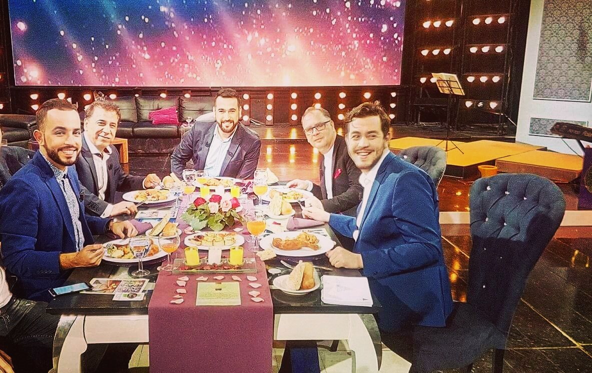 chemssouBoudraa's tweet photo. Promo #Li_Ghadni_Menek #entre_parenthèse de notre ami @LaradjMounir sur #canalalgerie ❤ sans oublier le voisin adorable 😃 @ChafikOfficiel https://t.co/jxTjdaH000