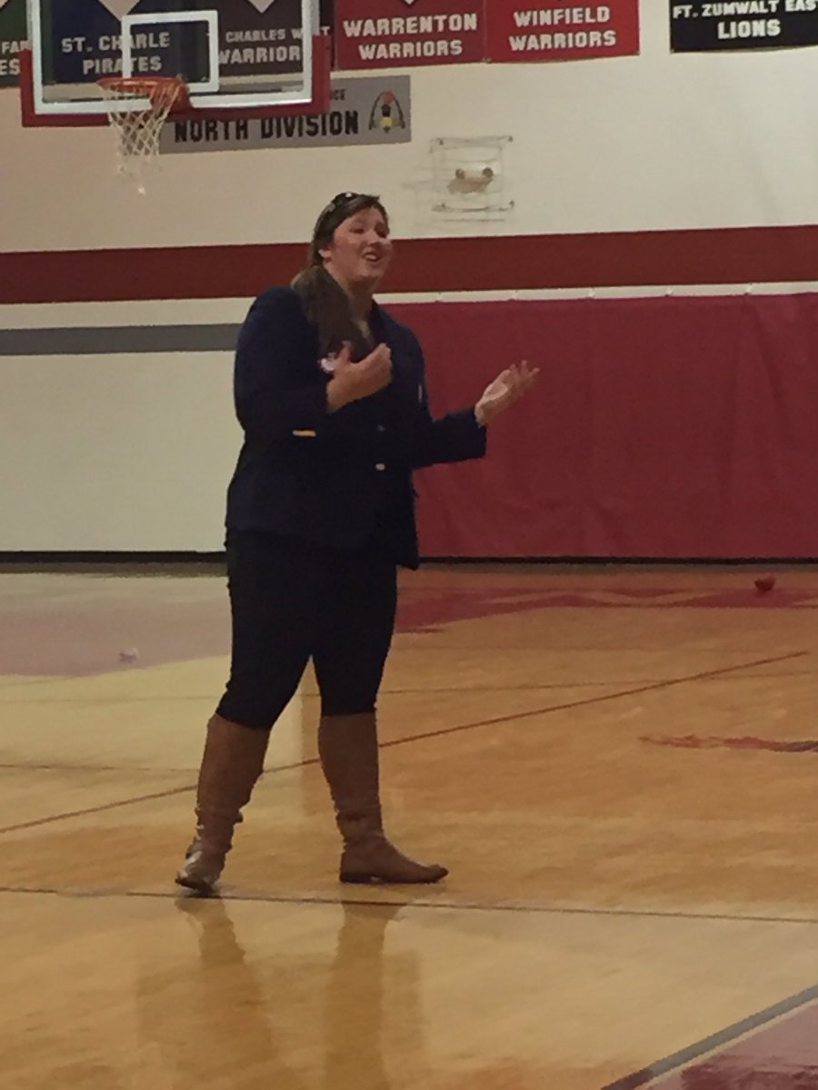 MrsCoachThomas's tweet photo. An Olympian @DeannaPrice32 talking to some high school athletes about HS, college, and life in general. @CoachMThomas @WarrentonAD https://t.co/CZLrXAkzvZ