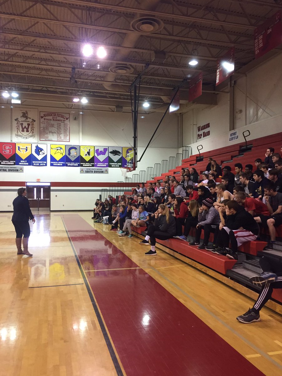 MrsCoachThomas's tweet photo. An Olympian @DeannaPrice32 talking to some high school athletes about HS, college, and life in general. @CoachMThomas @WarrentonAD https://t.co/CZLrXAkzvZ