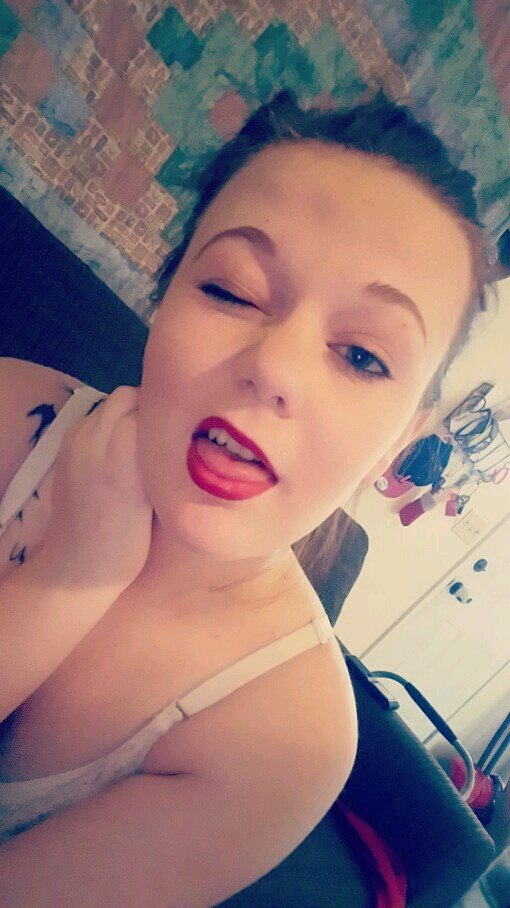 lilgemini21's tweet photo. Red lipstick makes for lots of kisses. https://t.co/3pwhZhmai8