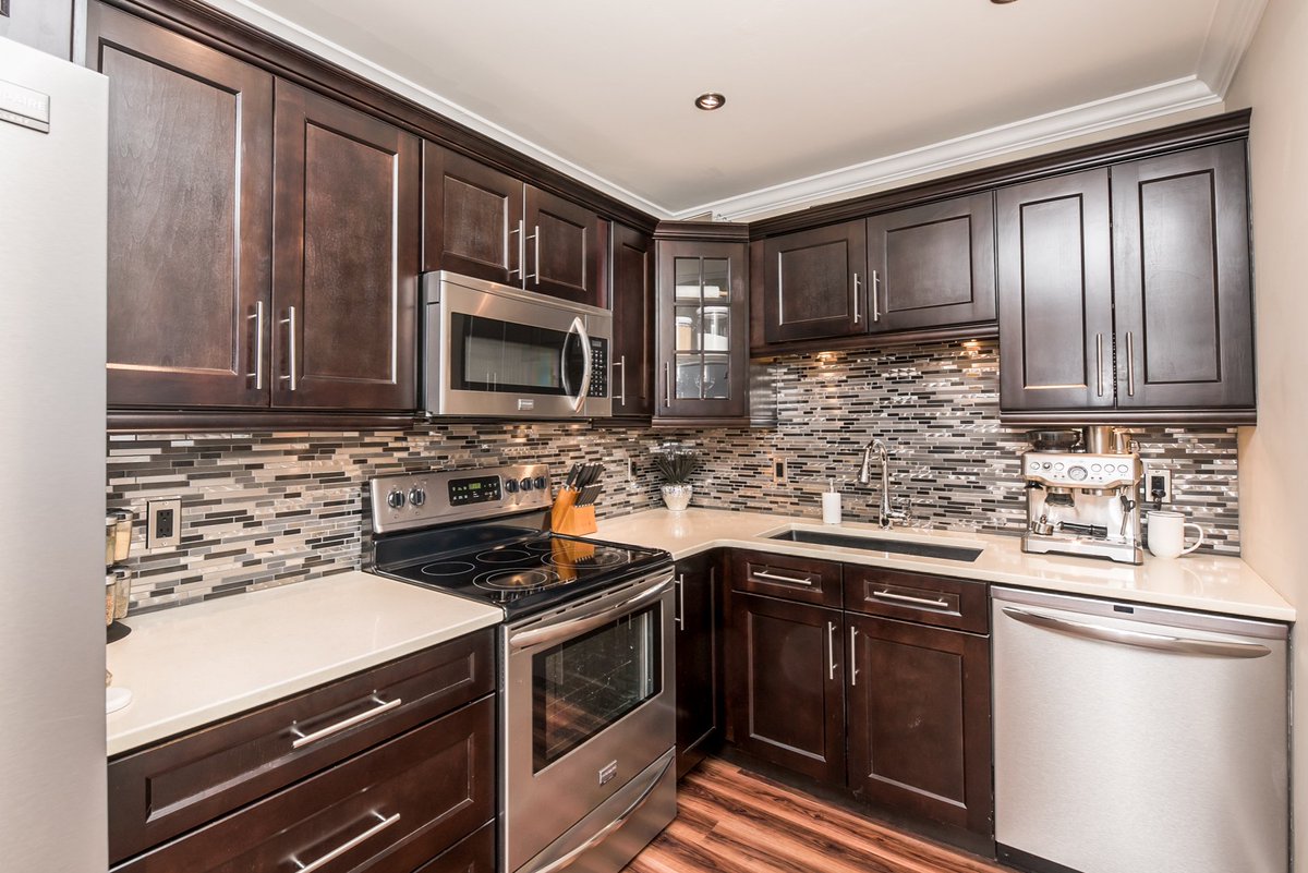 EximusTeam's tweet photo. Check out this #TOTALLY updated home with  BBQ #deck, fantastic central location and floor to ceiling #renovations! https://t.co/CJXB3pVKkm https://t.co/qD7033LZT1