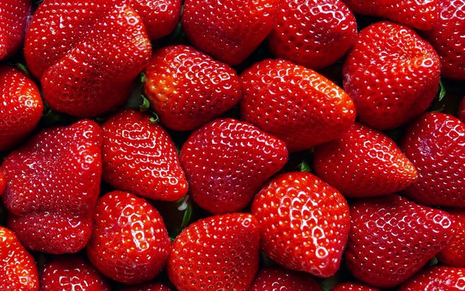 foodandwine's tweet photo. Strawberries once again top list of most pesticide prone produce. https://t.co/FuLhiMKUMo https://t.co/TyWHArmK90