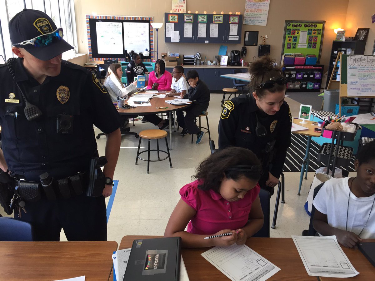 Building relationships w/<a href="/TaterToddsofWBE/">TeamTodd</a> <a href="/CPDJustinCoMo/">ofcAnthonyColumbiapd</a> <a href="/CPDAndriaCoMo/">Ofc Andria Heese</a>