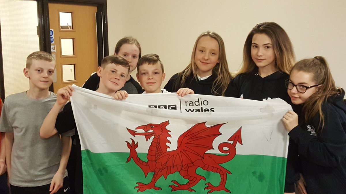 Cyf_Cymraeg's tweet photo. Mwynhau'r gem! Enjoying the game! #cmoncymru @UrddCymoedd @llangrannog1932 https://t.co/Mm0Nd9ffbA