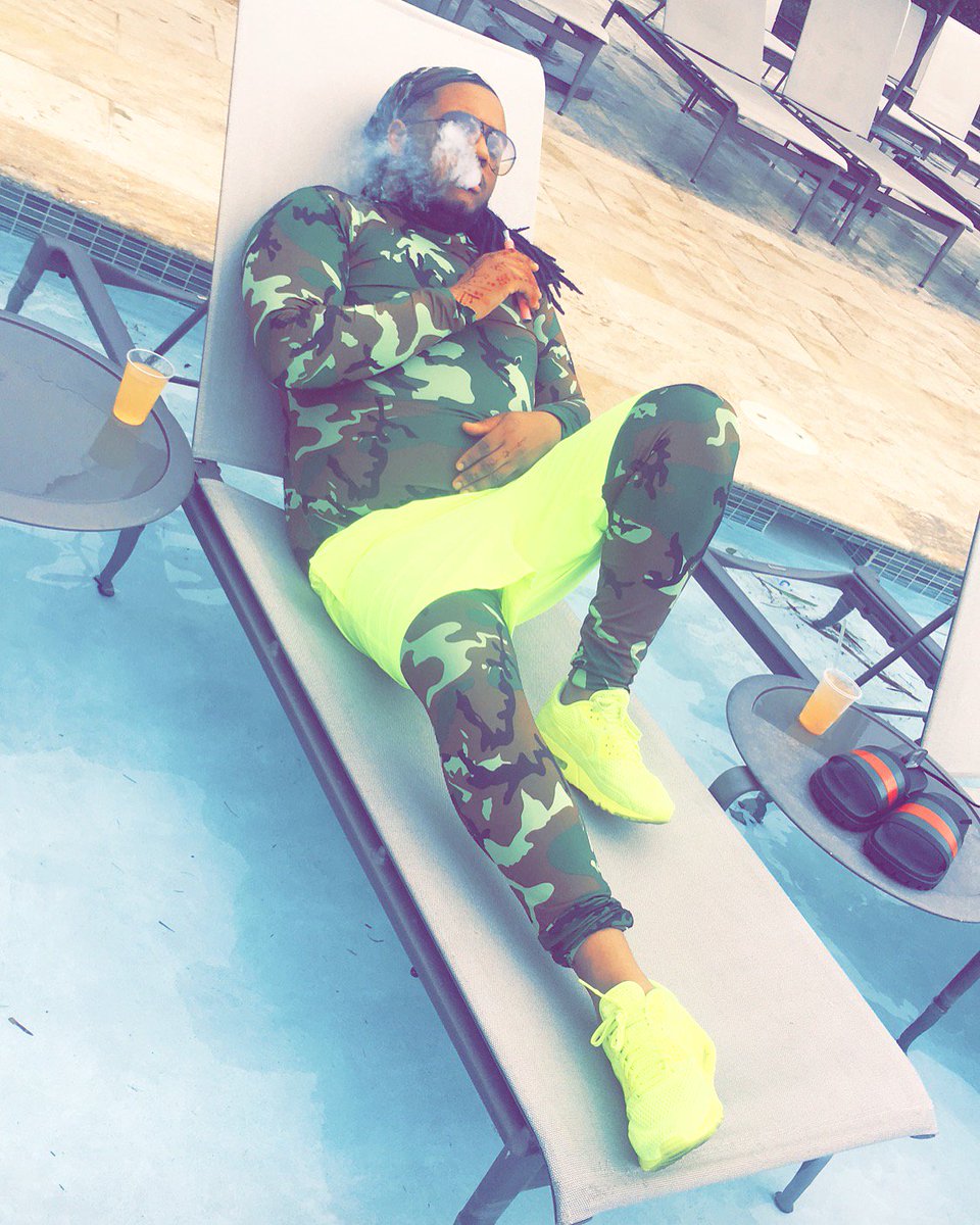 grandkese's tweet photo. Rather Lay By The Pool Side, Then Stay By A Fool Side ...... π€·πΎββοΈππ₯ #BathingSuitByMe #BDaySlay https://t.co/ujUHbtB24k