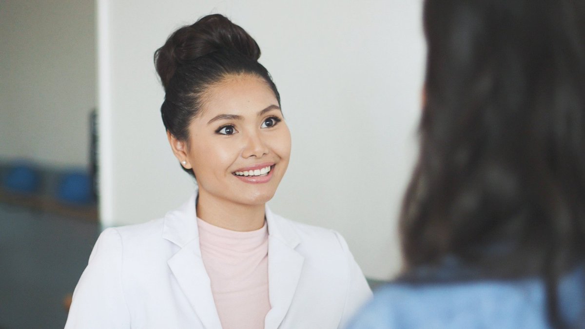 OneHeartFilms's tweet image. #JustDoYou! Bridal hairstyle tip from @ladylyngoolat @BarreworksTO for Ep. 4 of #BridewelllSeries Full episode here: bit.ly/2lBfZrO