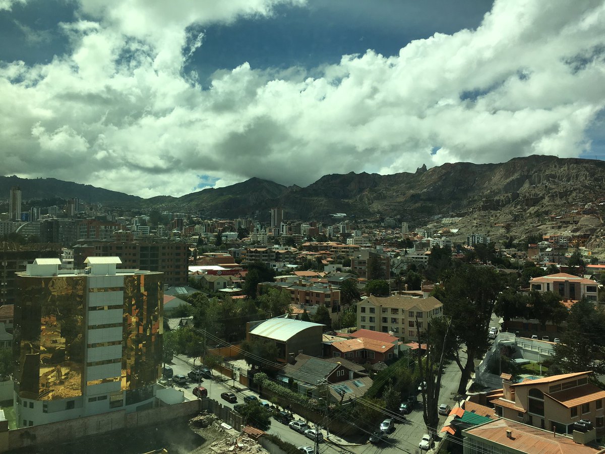 ERNESTO_FER's tweet photo. Un poco de La Paz, Bolivia. Esperando esta madrugada a @LuceroMexico para estar el domingo en la celebracion de La Paz maravilla del mundo https://t.co/LiLMxYQ6LN
