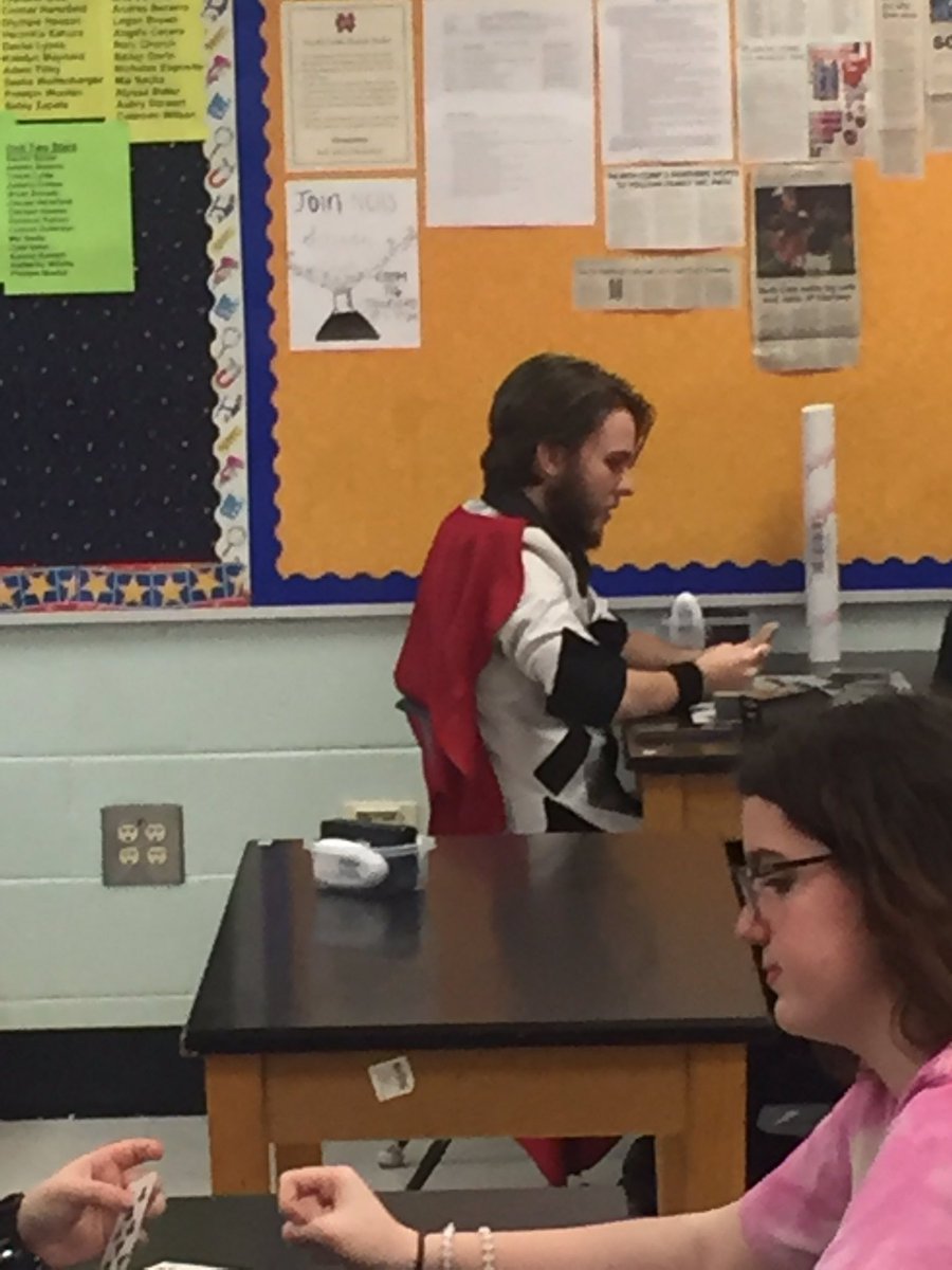 JapWeeb's tweet photo. //A bird was at my club meeting https://t.co/WgGAI6lELG