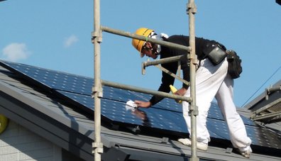 highcountrynews's tweet image. Public backlash against utilities’ crackdown on rooftop #solar leads to more moderate positions. hcne.ws/2mbZKxZ
