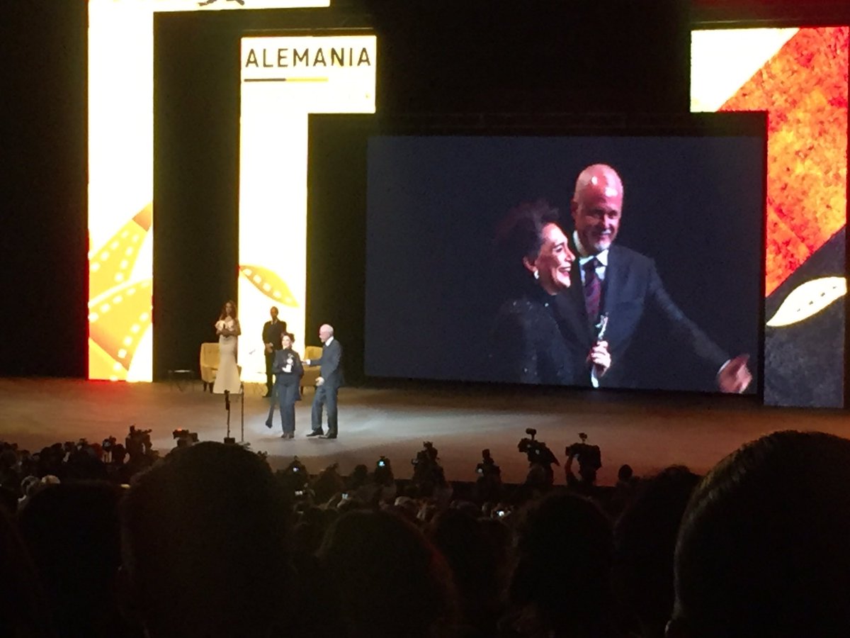 CulturaUdG's tweet photo. Uno de los momentos más esperados de la noche: la entrega del Mayahuel de Plata. 👏🏼👏🏼👏🏼 https://t.co/o7WJ6bz14X