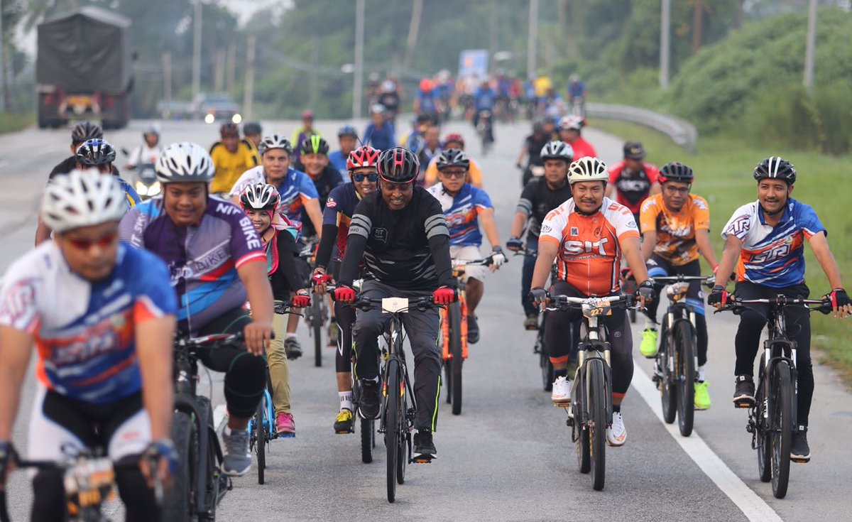 bharianmy's tweet photo. MB Perak Datuk Seri Dr Zambry Abd Kadir bersama peserta #FitPerak sempena program Pemukiman Menteri Besar Perak ke Perak Tengah. - Foto NSTP https://t.co/eXiiKj28va