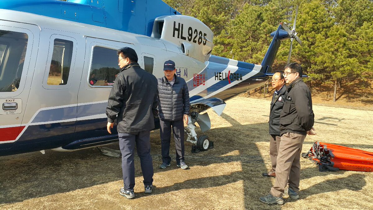 streetpoet841's tweet photo. 2017.3.10일에 산불경보 경계가 발령되어 녹지과장 및 녹지과 직원들이 산불진화용 헬기를 타고 산불계도술찰을 실시했습니다. 시민 여러분들께서도 산림보호에 앞장서주시기 바랍니다 https://t.co/LaR4B1EZhL
