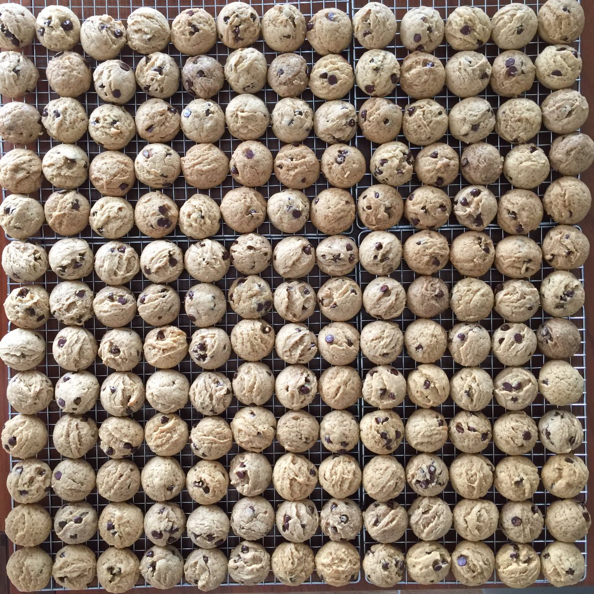 Mau cookies enak? Cobain aja <a href="/MOODYcookies/">MOODY cookies</a> ! Terima kasih <a href="/MOODYcookies/">MOODY cookies</a> yang sudah mensponsori acara #LoveDonation2017 hari ini! #YOTAds 😊