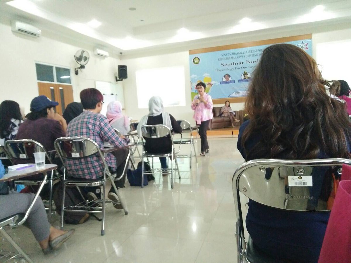 Hari ini sedang berlangsungnya proker acara Seminar Nasional SEMA F.PSI KMUP dan narasumber pertama yaitu dr. Lucina retno M.,M.Si.,M.Sp.Ed