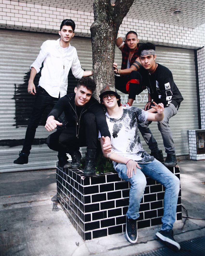 CNCOmusic's tweet photo. Quién quiere un abrazo doble!? 🇦🇷✌🏼 #CNCOenArgentina https://t.co/JAIIdugHYP