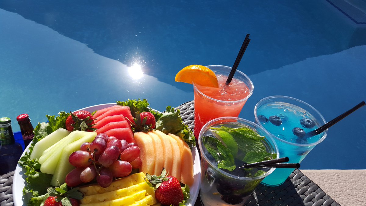 LuxorLV's tweet image. Pool season isn't complete without private cabana or day bed: luxr.lv/i7MTzl