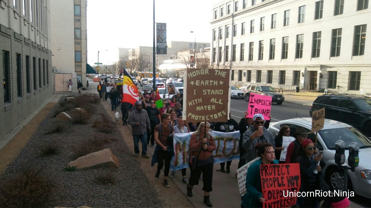 #Denver #NativeNations #NoDAPLmarch spans several blocks as it approaches capitol. 100s, maybe 1000+ here.  livestream.com/accounts/12767…