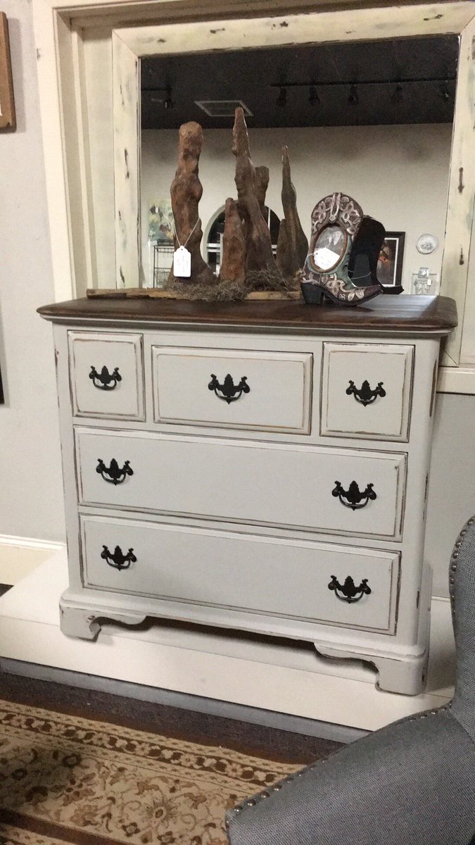 FindsAntique's tweet image. Great solid wood five drawer pine chest $269
#solidwood #pinechest #antiquetrailusa #shoplafayette #uniquefindsantiques