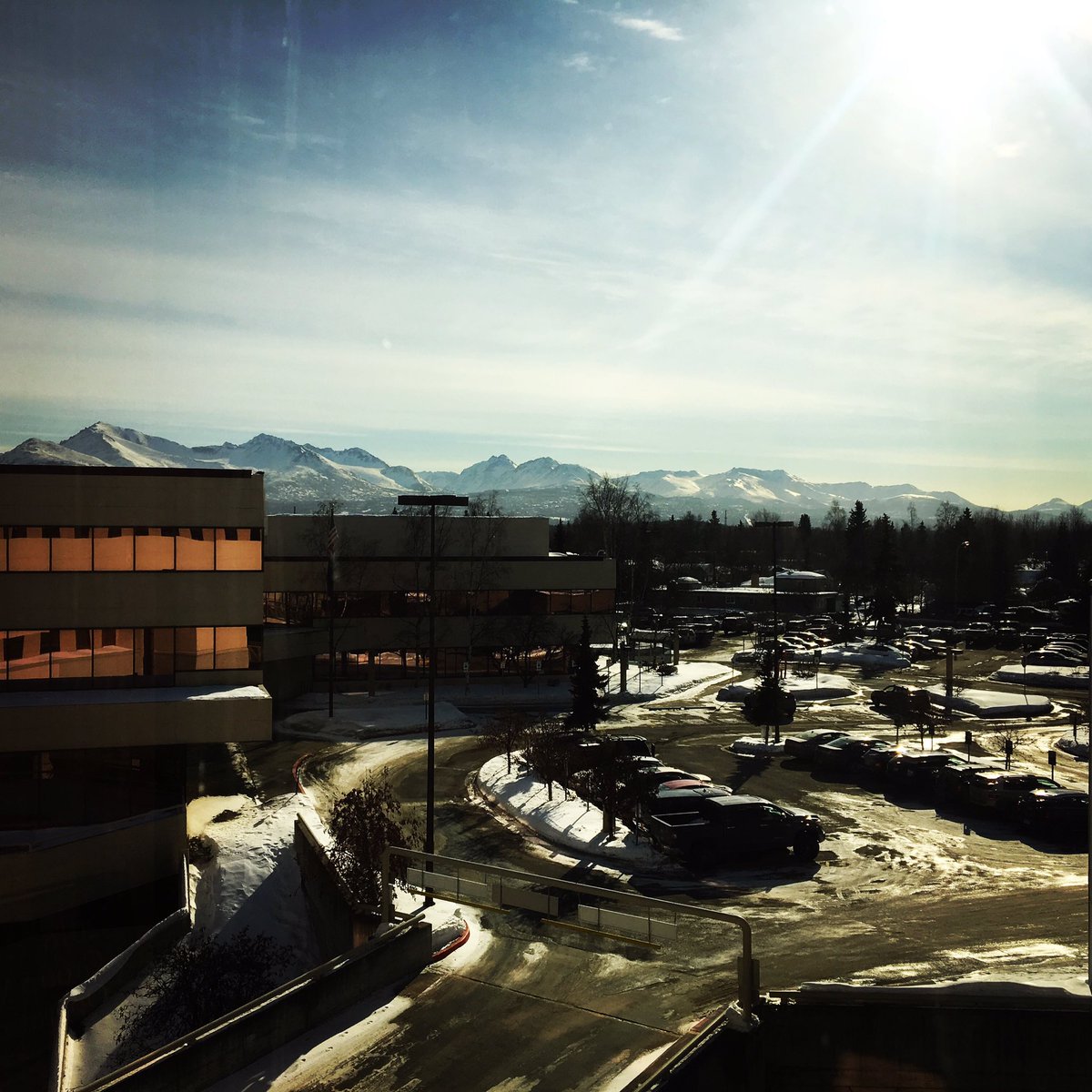 conlelo's tweet photo. Sunny view from my office window #roomwithaview #windowoffice #workie #chugachmountains #anchorage #alaska #TGIF https://t.co/XbWMYw6v2Q
