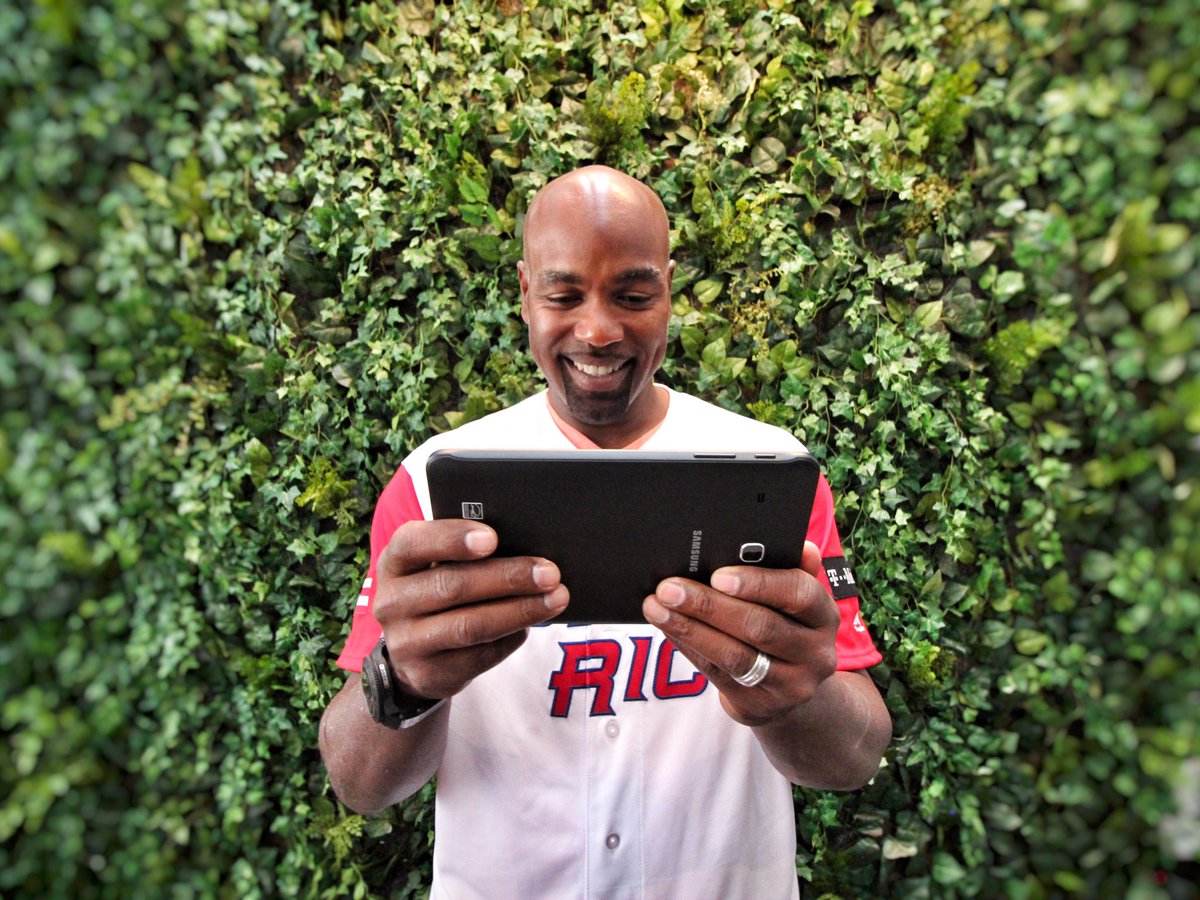 TMobilePR's tweet image. El #DataCoach @carlosdelgado21 chequea las mejores jugadas desde México como si estuviera en 🇵🇷 con T-Mobile One. #wbc2017 #LosNuestros