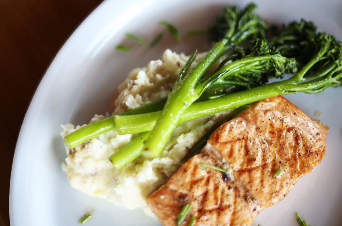 EncontroNP's tweet photo. We'll pass on the fish fillet, however, the salmon... https://t.co/HTCUhOEtDd