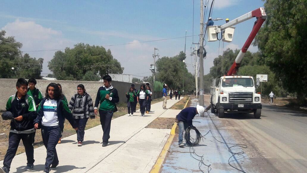 Tezoyuca2018's tweet photo. Se está llevando a cabo el cableado y la rehabilitación de 15 Luminarias, en el camino al Centro Escolar CECYTEM, acciones que dan seguridad https://t.co/hwXMerXJz1
