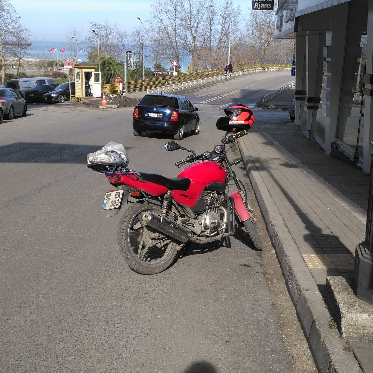 Alıp başımızı gidelim mi bu şehirden. Sen ben ve uzun uzadıya yollar...  Ben ve o hazır ya sen???