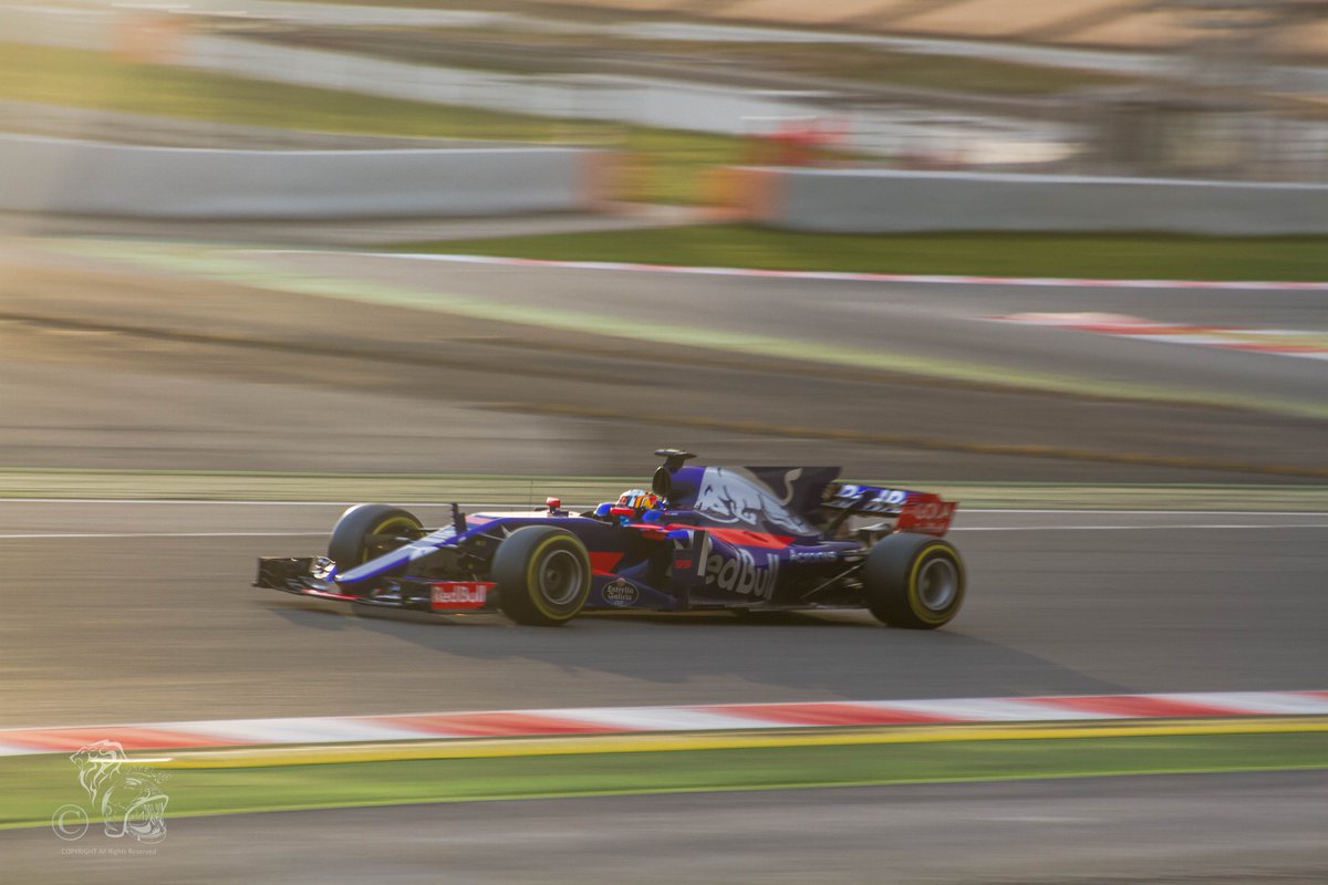Lopez10775's tweet photo. #pixel18 #redbull #F1Testing #F1Test #derniertour #sunset @redbullracing @Circuitcat_eng @redbullesports @RedBullTV @Circuitcat_es https://t.co/9ZQZgmeCaz