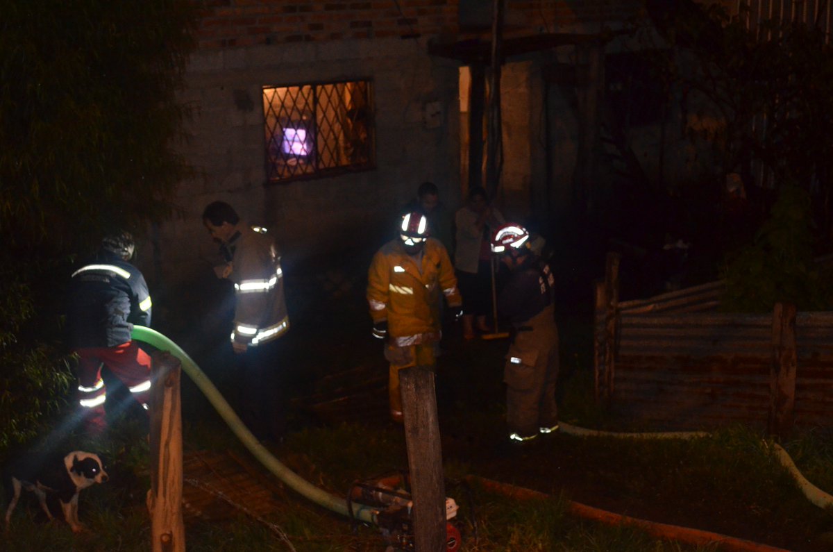 Bomberos_Cuenca's tweet photo. Al momento, personal del @Bomberos_Cuenca trabaja en el sector de Patamarca retirando el agua de viviendas afectadas https://t.co/GHVhI2jS3C