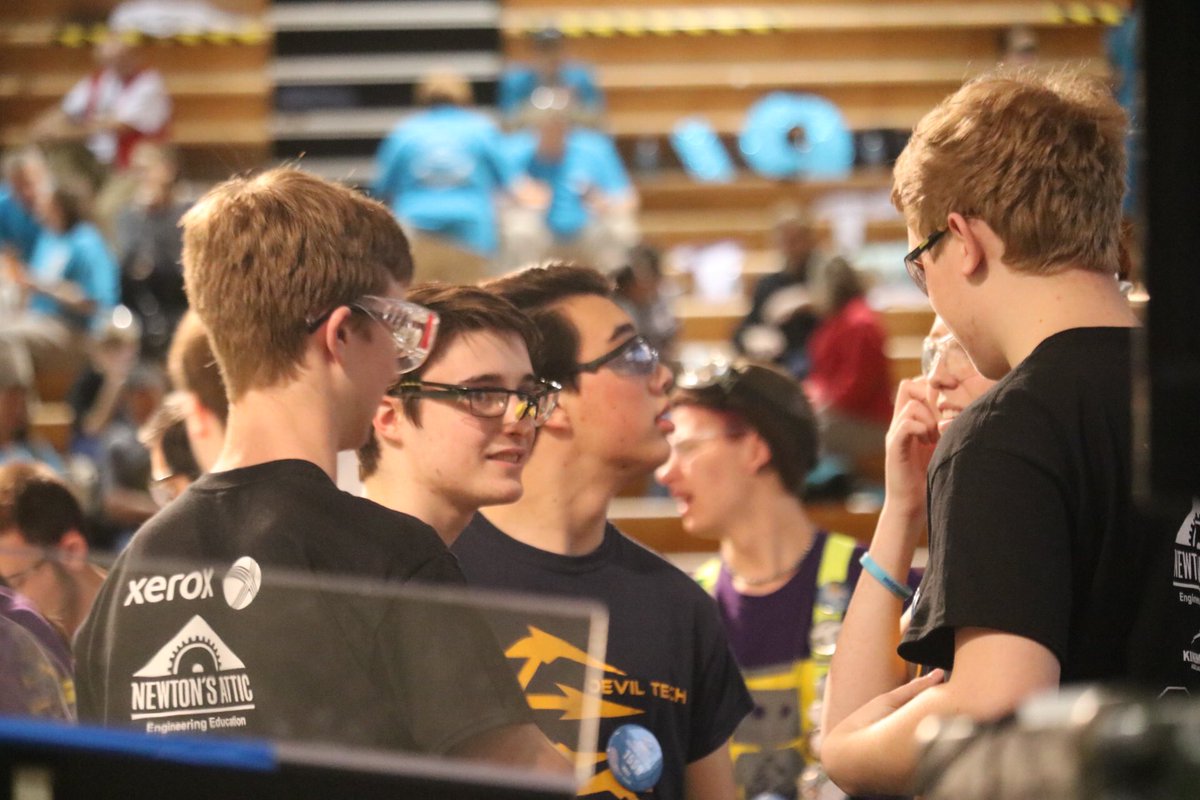 PlanetaryDr's tweet photo. Our amazing pilot @spandanbuch16, pit crew, and drive team! #miamivalleyfrc #omgrobots #frc #firststeamworks https://t.co/rHuNZHbd0l