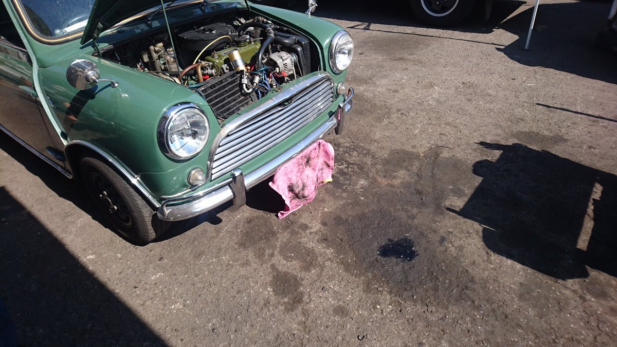 Msaさんのツイート マフラー修理で入庫中のmini 一晩で出るオイル漏れが酷いのに気付き原因を探します シフトロットチェンジシールでした Mini オイル漏れ 旧車