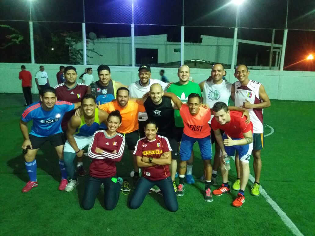 LLOVIZNARUNNERS's tweet photo. Por que no todo es correr @LLOVIZNARUNNERS Vs @cachamayrunners disputaron una caimanera de fútbol sala, excelente compartir amigos. https://t.co/QqpL5Bq948