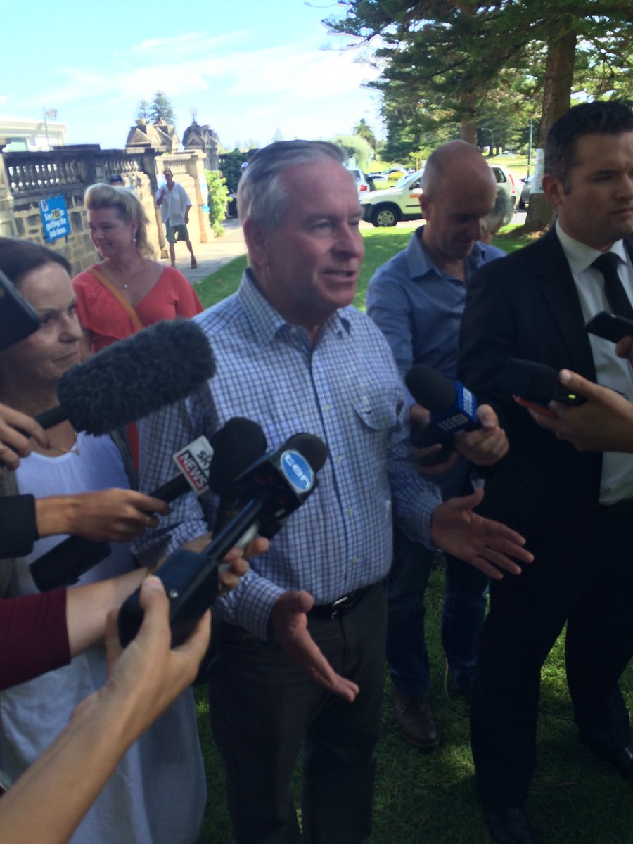 TrevPaddenburg's tweet photo. Barnett's last minute bid for votes at Cottesloe  #wavotes #auspol #wapol @perthnow @westaustralian https://t.co/kdytLQK0og