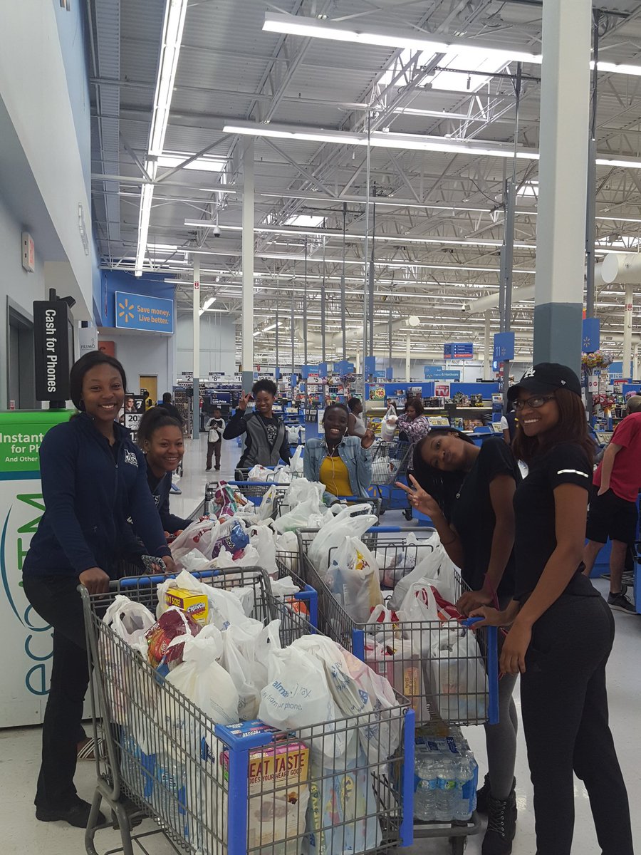 CoachRoss27's tweet photo. @JStateTigers Keeping the team feed over the break #Wal-Mart #eatingudandmostlyhealthy #stuffed #foodfahdayz #cookingskillz #MmmmMmmmgood https://t.co/2xemRKUIWR