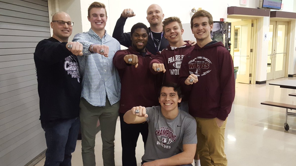 PrairieRidgeFB's tweet photo. @PrairieRidgeFB ring evening. One more time for the 2016 state champs to celebrate. #CTMSIMC @PrairieRidgeFB https://t.co/Kl99Wq6dWO