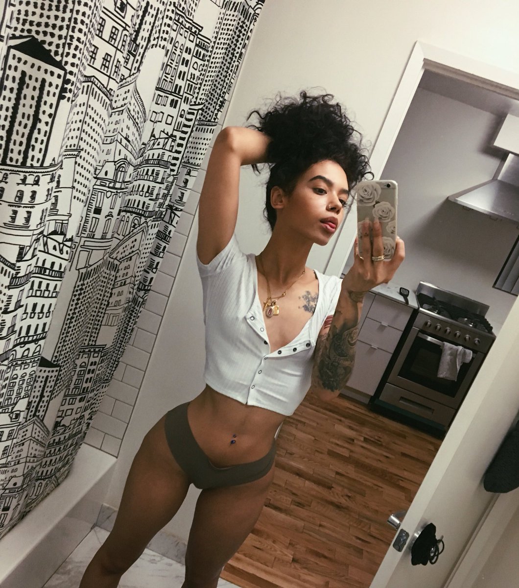 eiramaydnI's tweet photo. Tiny and I'm cool wit it.. https://t.co/8zMHe2nnGa