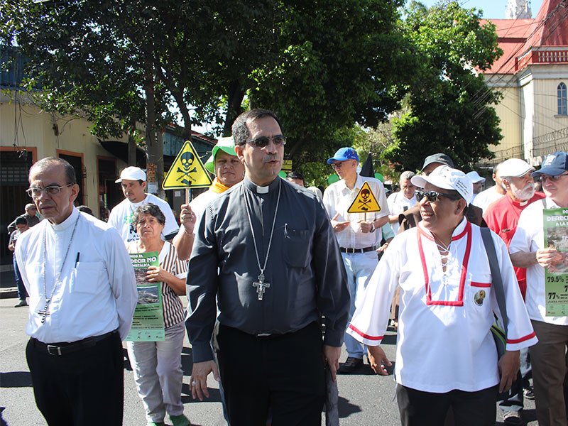 ROMEOLEMUSNews's tweet photo. Esta foto del Arzobispo marchando en contra de la minería, me hizo recordar a Monseñor Romero. #esperanza #romero https://t.co/ukGBDAt287