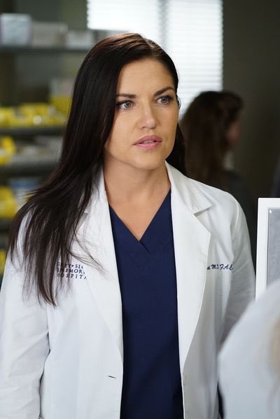 Doaner088's tweet photo. When the new character is a smoke show👌🏼 #minnick #GreysAnatomy https://t.co/ZslIHe9RMU