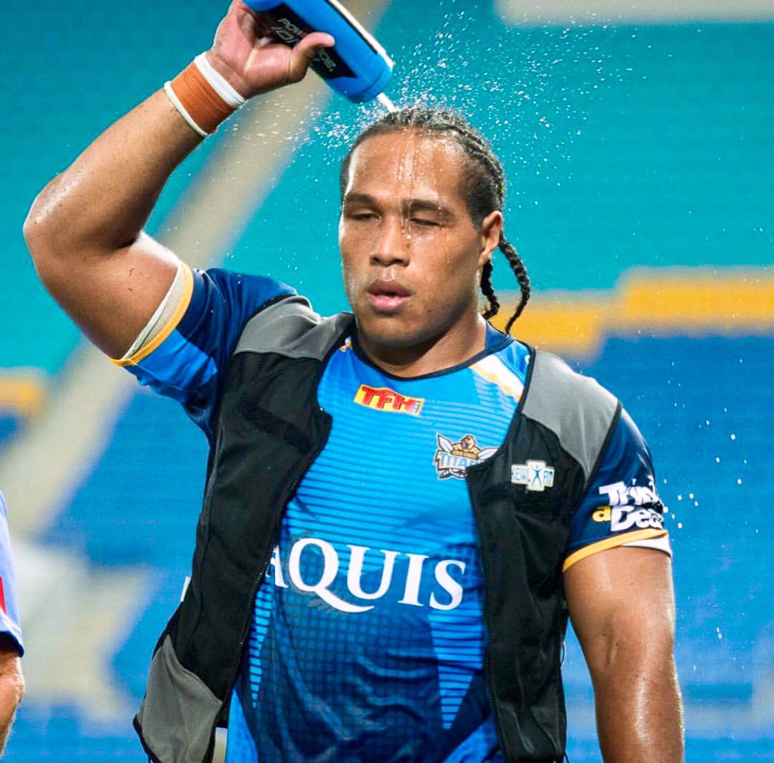TechNicheANZ's tweet image. Agnatius Paasi enjoying the benefits of our Kewlfit Performance Enhancing Cooling Vest.#aquis #goldcoasttitans #nrl #titans #agnatiuspaasi