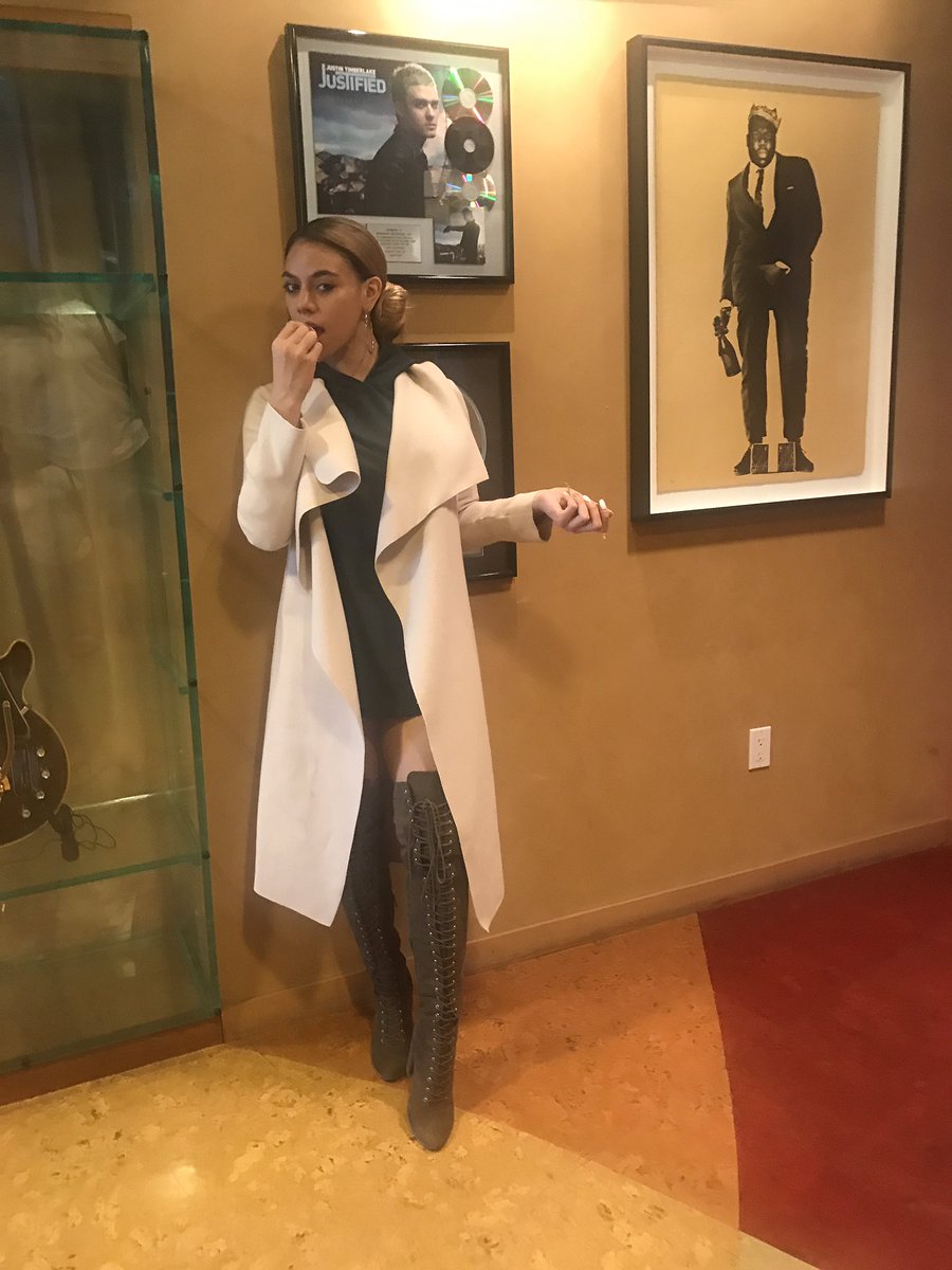 dinahjane's tweet photo. peekin my legs..... oh Biggie&amp;Justin too https://t.co/X8OqzVywN0