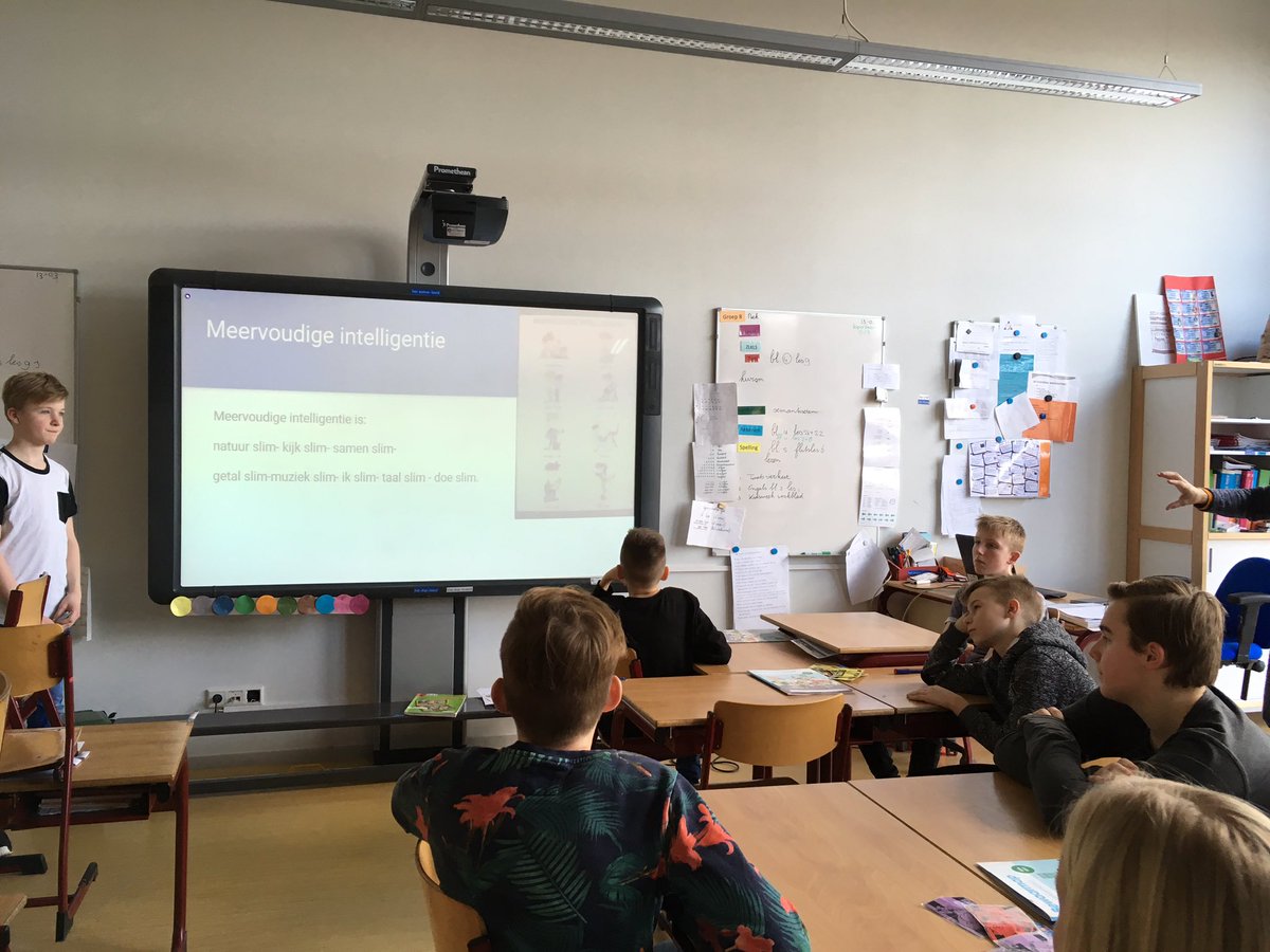 Een oud-leerling komt een presentatie geven over zijn middelbare school en deelt zijn ervaringen met de huidige groep 8, erg leuk!