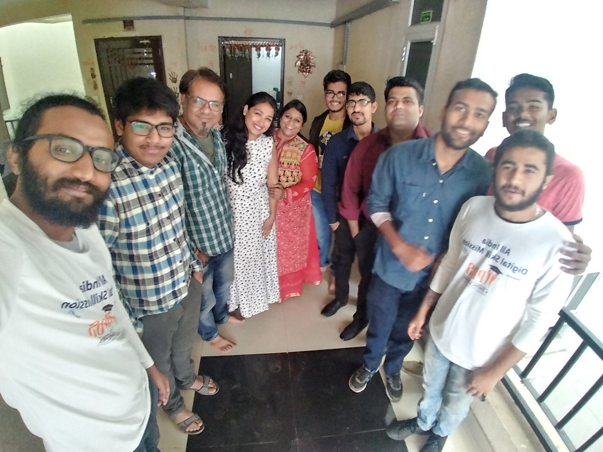 Our Final Blogger Meet during #AIDSM 
Thank you Shiwangi Peswani for organizing it all and hosting us.
#Day59 #BloggersMeet