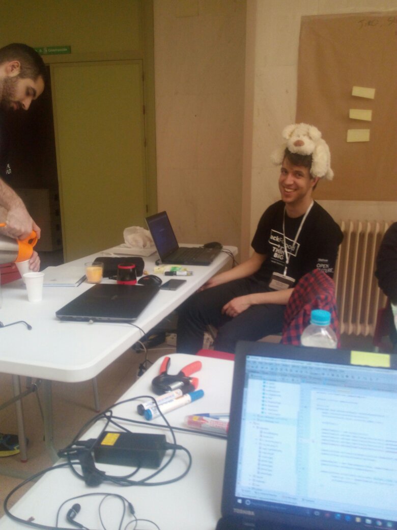 disleXapp_HFG's tweet image. #HackerForGood no hay mejor forma de levantarse que con un peluche en la cabeza #FluflyAttack