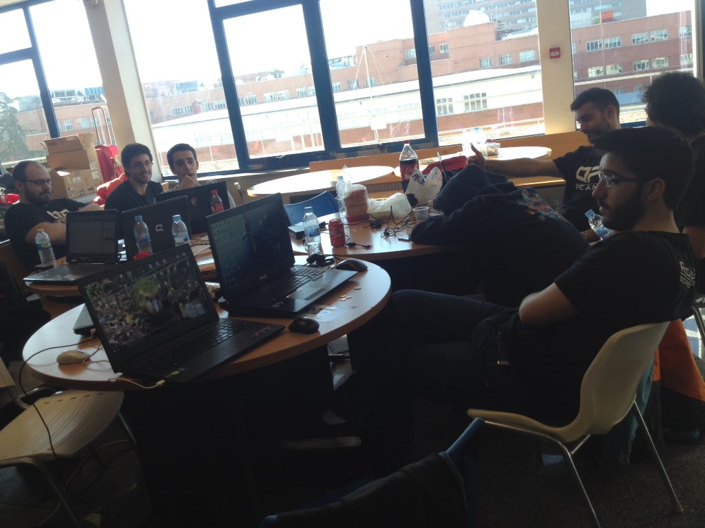 mariana8ps's tweet image. En la #HackForGood  equipo de @esne_es de empalme. Supongo que esperando el café. La buena resaca del sábado por la mañana.