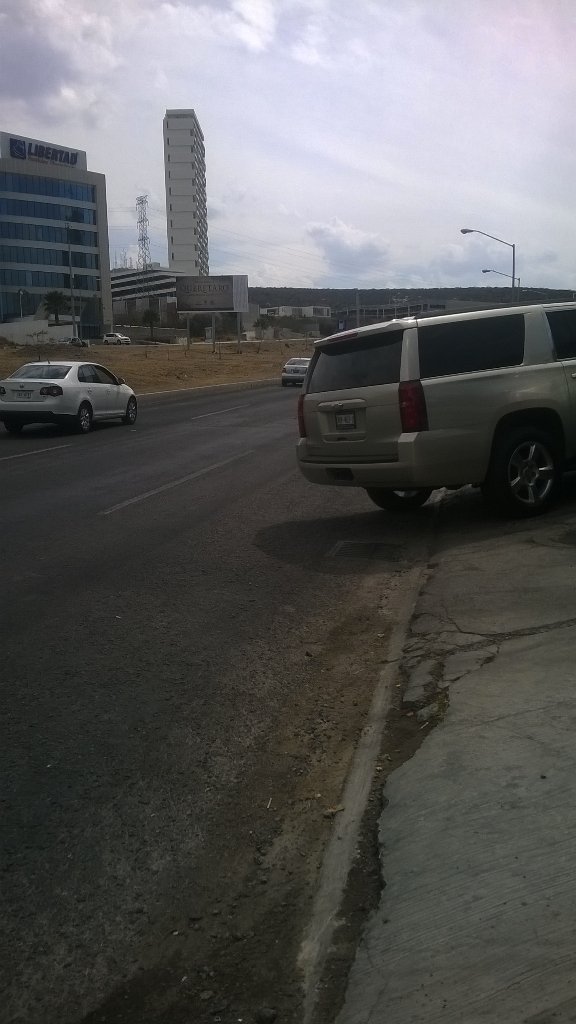 Cusiner3's tweet photo. Esta camioneta obstruyendo el paso peatonal en reconocida plaza, por el rumbo de Centro Sur https://t.co/r6pf0A7cx7